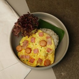 ข้าวไข่คน แฮม เบคอน ไส้กรอก