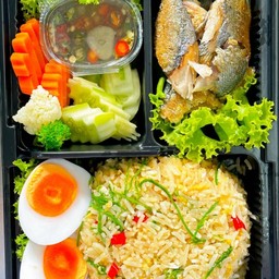 ข้าวผัดชะอม+ปลาทูทอดแกะ1ตัว+ไข่ต้ม1ฟอง (ร้านได้จากไลน์แมน70฿)