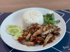 ข้าวผัดพริกเกลือขาหมูกรอบ พิเศษ