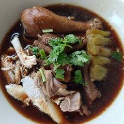 บะหมี่เหลืองไก่ตุ๋นมะระ พริกเผาคั่วเอง