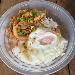 หมูทอดกระเทียมราดข้าว