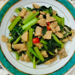 ข้าวราดผัดคะน้าปลาเค็ม