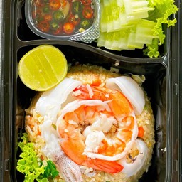 ข้าวผัดไข่ทะเล(กุ้ง+ปลาหมึก)ใส่กล่องดำ2ช่อง