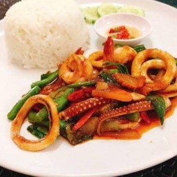 ครัวสามแยก อาหารตามสั่ง ส้มตำยำนัว