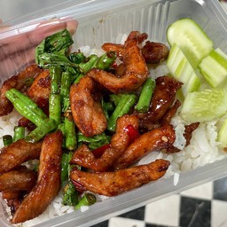 ข้าวกระเพราหมูแดดเดียว