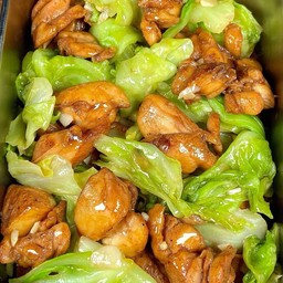 ผัดกะหล่ำใส่ไก่ทอด