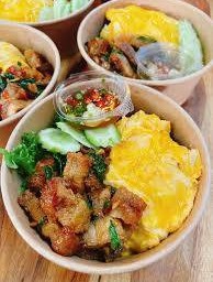 กระเพราหมูกรอบไข่ข้น
