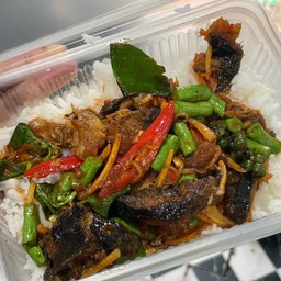 ผัดเผ็ดปลาดุกราดข้าว