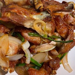 ไก่ทอดผัดน้ำมันหอยเป็นกับ