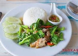 คะน้าหมูกรอบราดข้าว