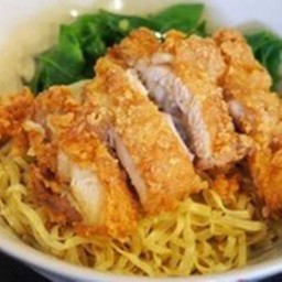 บะหมี่ไก่ทอดซอสน้ำแดง