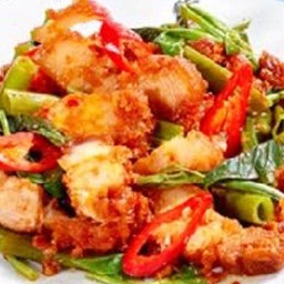 ข้าวพริกแกงผักบุ้งหมูกรอบ