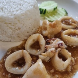 ปลาหมึกกระเทียม (ราดข้าว)