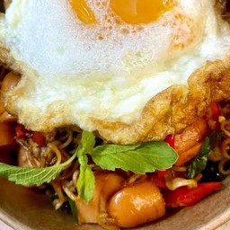 เส้นเหลืองผัดกระเพราหมูชิ้นไข่ดาว