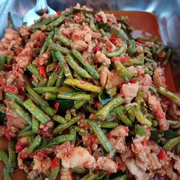 ผัดพริกแกงถั่วสามชั้น