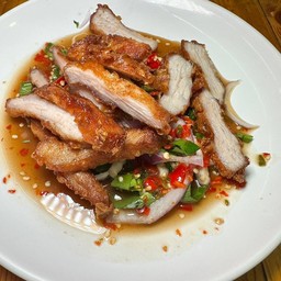 ยำคอหมูทอด
