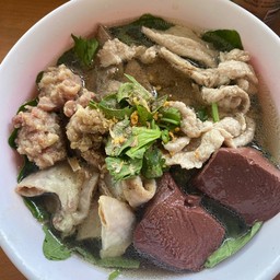 แม่ค้าชวนชิม ก๋วยจั๊บ ต้มเลือดหมู ถนนขุนช้าง ถนนขุนช้าง