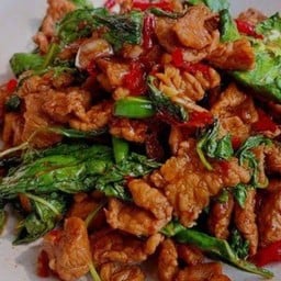 หมูชิ้นผัดยี่หร่าราดข้าว