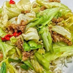 ข้าวหมูสับผัดกะหล่ำ