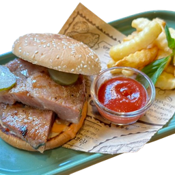 เบอร์เกอร์หมูนุ่มเสริฟคู่กับมันฝรั่งทอด