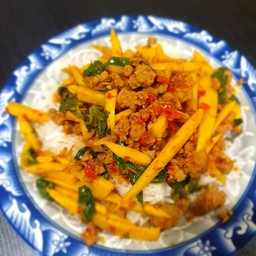 ข้าวกะเพราหน่อไม้หมูสับ+ไข่ดาว