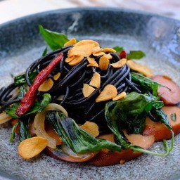 สปาเก็ตตี้เส้นดำผัดพริกแห้งไส้กรอก