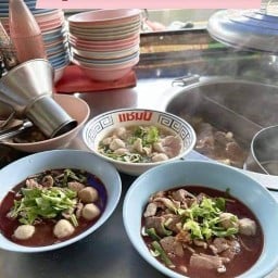 ก๋วยเตี๋ยวแชมป์ต้มยำ(หน้าหมู่บ้านไดมอลด์วิลล์) เฉาก๊วยนมสด