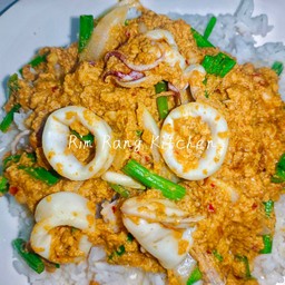 หมึกผัดผงกระหรี่ ราดข้าว