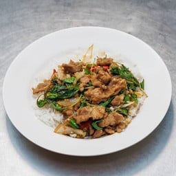 ผัดกะเพรา หมู ,ไก่ ราดข้าว