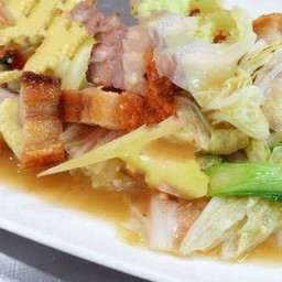 ข้าวผัดผักรวมหมูกรอบ