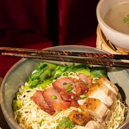 บะหมี่เกี๊ยว หมูแดง หมูกรอบ