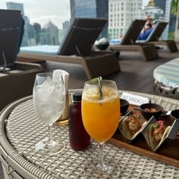 Pool bar Hotel Indigo Bangkok Wireless Road