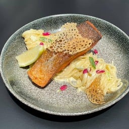 สปาเก็ตตี้ไวท์ซอสแซลมอน