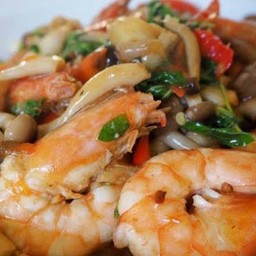 ข้าวกระเพราเห็ดชิมิจิกุ้ง