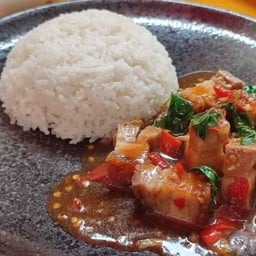 ข้าวผัดกระเพรา หมูกรอบ