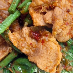 ผัดพริกแกง