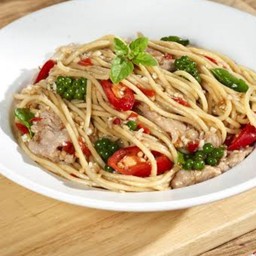 เส้นเหลืองผัดกระเพราหมูสับ