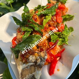 กะพงทอดราดซอสสามรส จาน