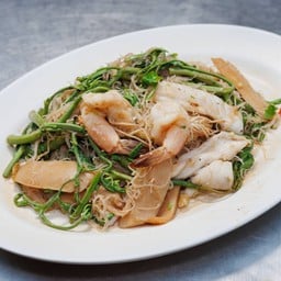เส้นหมี่ผัดผักกระเฉด หมูกรอบ ,เบคอน ,ทะเล