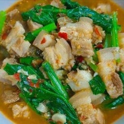 แกงอ่อมหมูสามชั้นใส่ผักกวางตุ้ง