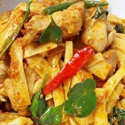 ข้าวหน้าอกไก่ผัดพริกแกงใต้ใส่หน่อไม้