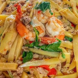 ผัดหน่อไม้กับกุ้งหมูสับใส่โหระพา