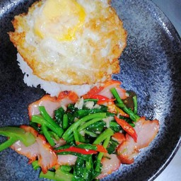 ข้าวผัดคะน้าฮ่องกง หมูแดง