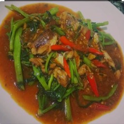 ผัดผักบุ้งปลากระป๋อง