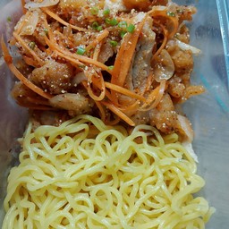 บะหมี่ยำไก่แซ่บ