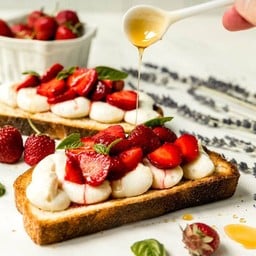 ขนมปังปิ้งหอมกรุ่น 🥯🍓🍨✨