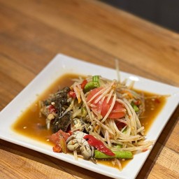 [อร่อยซ่ากับโค้ก] ส้มตำปูปลาร้า +  โค้ก ออริจินัล (กระป๋อง)