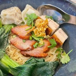 บะหมี่เกี๊ยว หมูกรอบ
