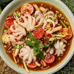 ยำปลาหมึกสายไข่แดงเค็ม