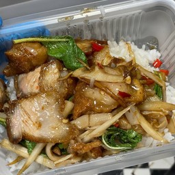 กระเพราหมูกรอบราดข้าว